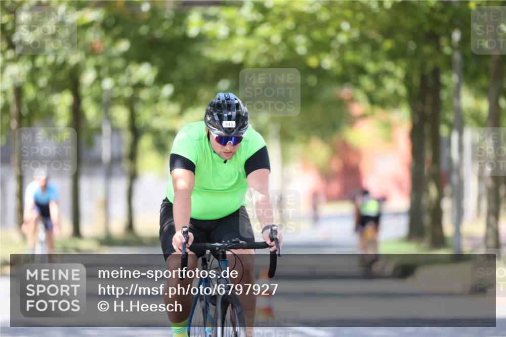 11.08.2024 - GEWOBA Citytriathlon Bremen H.Heesch http://msf.ph/oto/6797927 11.08.2024 13:34:51 Radfahren 319, 345, 365, 440, 445, 515, 548 meine-sportfotos.de