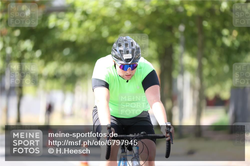 11.08.2024 - GEWOBA Citytriathlon Bremen H.Heesch http://msf.ph/oto/6797945 11.08.2024 13:34:51 Radfahren 319, 345, 365, 440, 445, 515, 548 meine-sportfotos.de