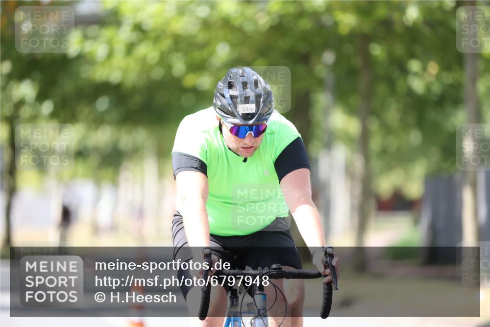 11.08.2024 - GEWOBA Citytriathlon Bremen H.Heesch http://msf.ph/oto/6797948 11.08.2024 13:34:52 Radfahren 319, 345, 365, 440, 445, 515, 548 meine-sportfotos.de