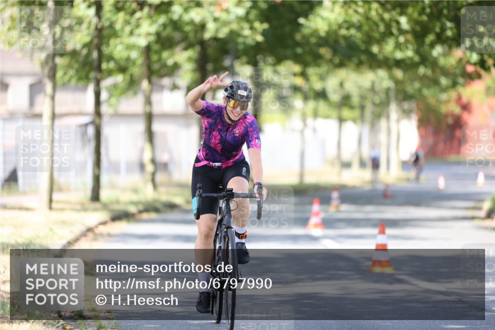 11.08.2024 - GEWOBA Citytriathlon Bremen H.Heesch http://msf.ph/oto/6797990 11.08.2024 11:53:20 Laufen  meine-sportfotos.de