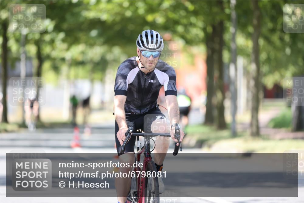 11.08.2024 - GEWOBA Citytriathlon Bremen H.Heesch http://msf.ph/oto/6798081 11.08.2024 13:35:04 Radfahren 295, 296, 319, 365, 420, 431, 440, 445, 515, 544, 548, 598, 611, 724 meine-sportfotos.de