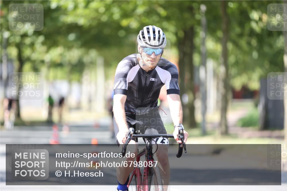 11.08.2024 - GEWOBA Citytriathlon Bremen H.Heesch http://msf.ph/oto/6798087 11.08.2024 13:35:04 Radfahren 295, 296, 319, 365, 420, 431, 440, 445, 515, 544, 548, 598, 611, 724 meine-sportfotos.de