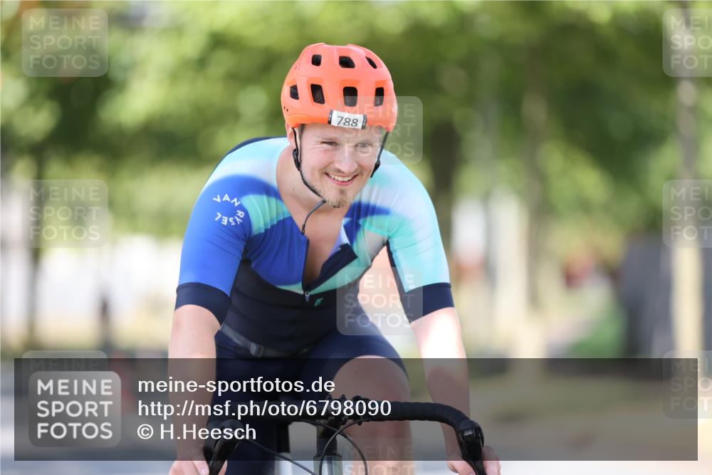 11.08.2024 - GEWOBA Citytriathlon Bremen H.Heesch http://msf.ph/oto/6798090 11.08.2024 11:53:33 Laufen  meine-sportfotos.de