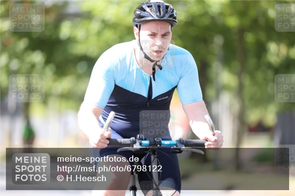 11.08.2024 - GEWOBA Citytriathlon Bremen H.Heesch http://msf.ph/oto/6798122 11.08.2024 13:35:06 Radfahren 295, 296, 319, 365, 420, 421, 431, 440, 445, 515, 544, 548, 564, 598, 611, 677, 724 meine-sportfotos.de