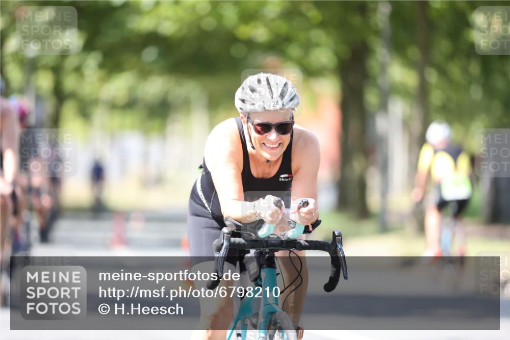 11.08.2024 - GEWOBA Citytriathlon Bremen H.Heesch http://msf.ph/oto/6798210 11.08.2024 13:35:16 Radfahren 295, 296, 420, 421, 431, 444, 445, 544, 564, 598, 611, 677, 724 meine-sportfotos.de