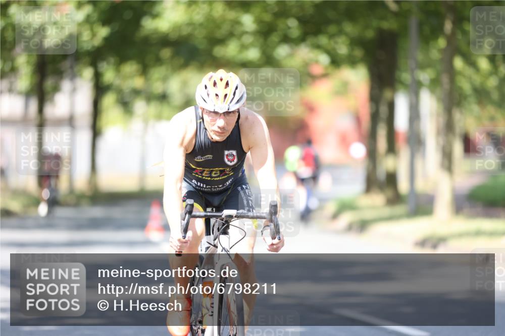11.08.2024 - GEWOBA Citytriathlon Bremen H.Heesch http://msf.ph/oto/6798211 11.08.2024 11:54:03 Laufen  meine-sportfotos.de