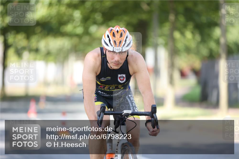 11.08.2024 - GEWOBA Citytriathlon Bremen H.Heesch http://msf.ph/oto/6798223 11.08.2024 11:54:03 Laufen  meine-sportfotos.de
