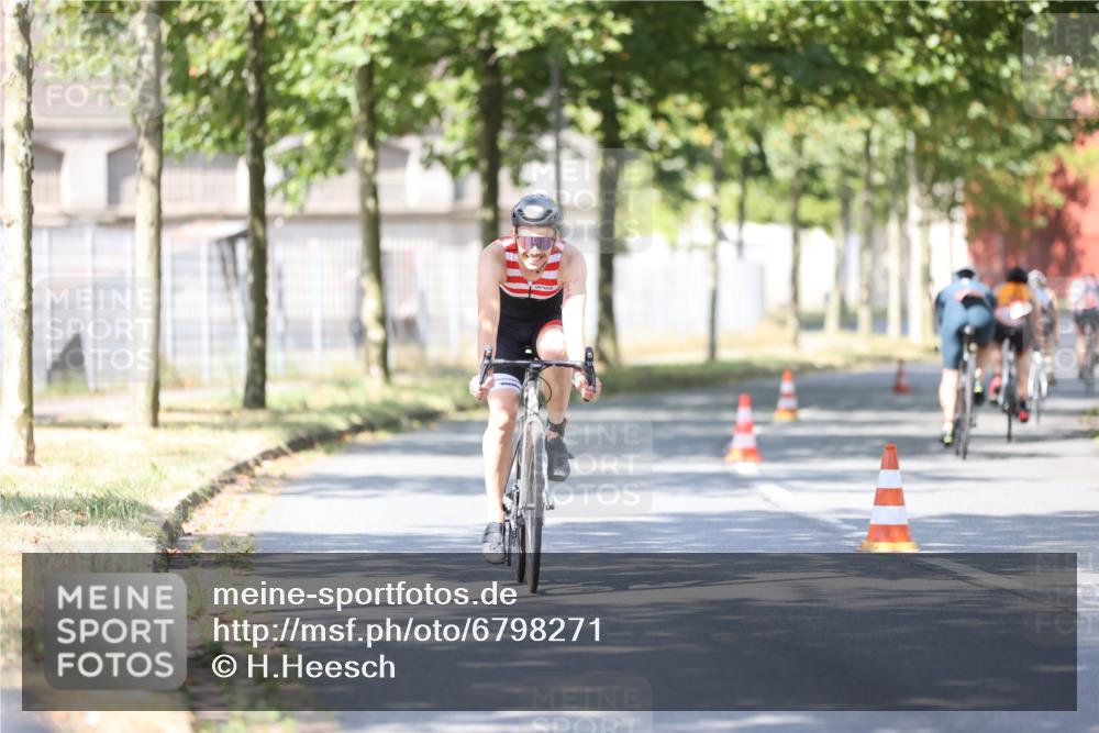 11.08.2024 - GEWOBA Citytriathlon Bremen H.Heesch http://msf.ph/oto/6798271 11.08.2024 11:54:11 Laufen  meine-sportfotos.de