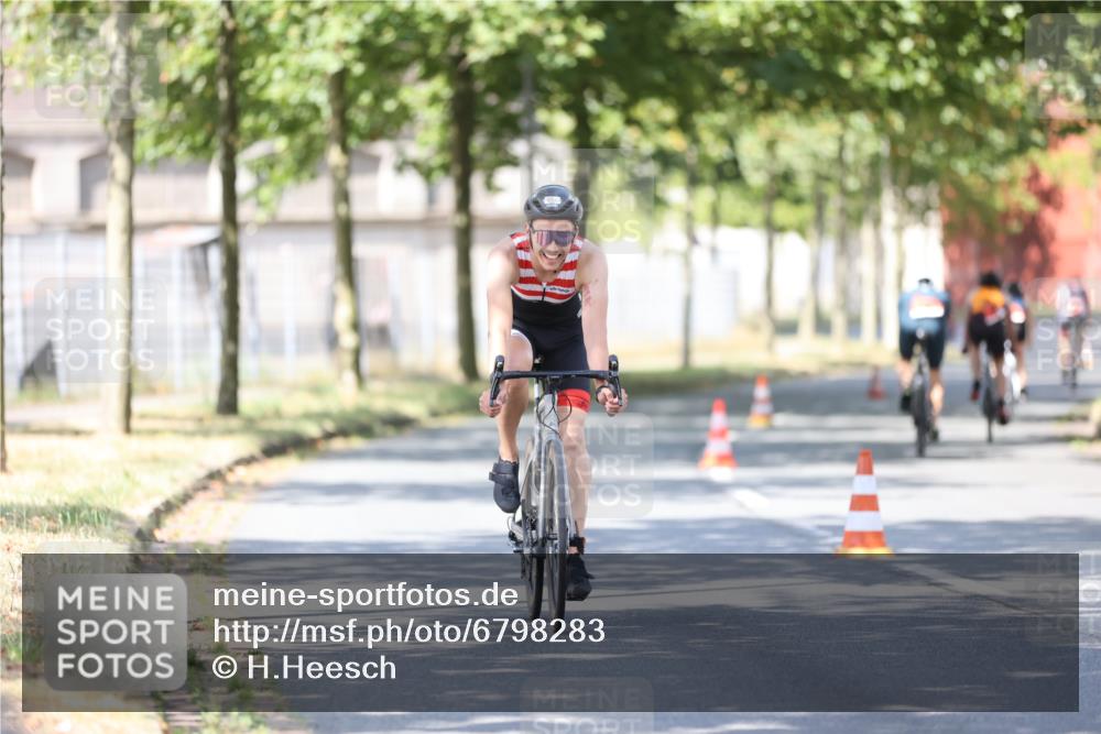 11.08.2024 - GEWOBA Citytriathlon Bremen H.Heesch http://msf.ph/oto/6798283 11.08.2024 11:54:12 Laufen  meine-sportfotos.de