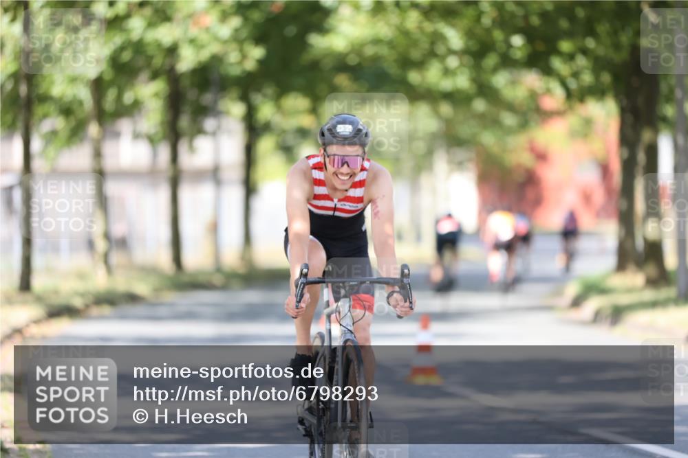 11.08.2024 - GEWOBA Citytriathlon Bremen H.Heesch http://msf.ph/oto/6798293 11.08.2024 11:54:12 Laufen  meine-sportfotos.de