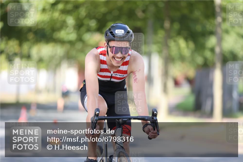 11.08.2024 - GEWOBA Citytriathlon Bremen H.Heesch http://msf.ph/oto/6798316 11.08.2024 11:54:13 Laufen  meine-sportfotos.de