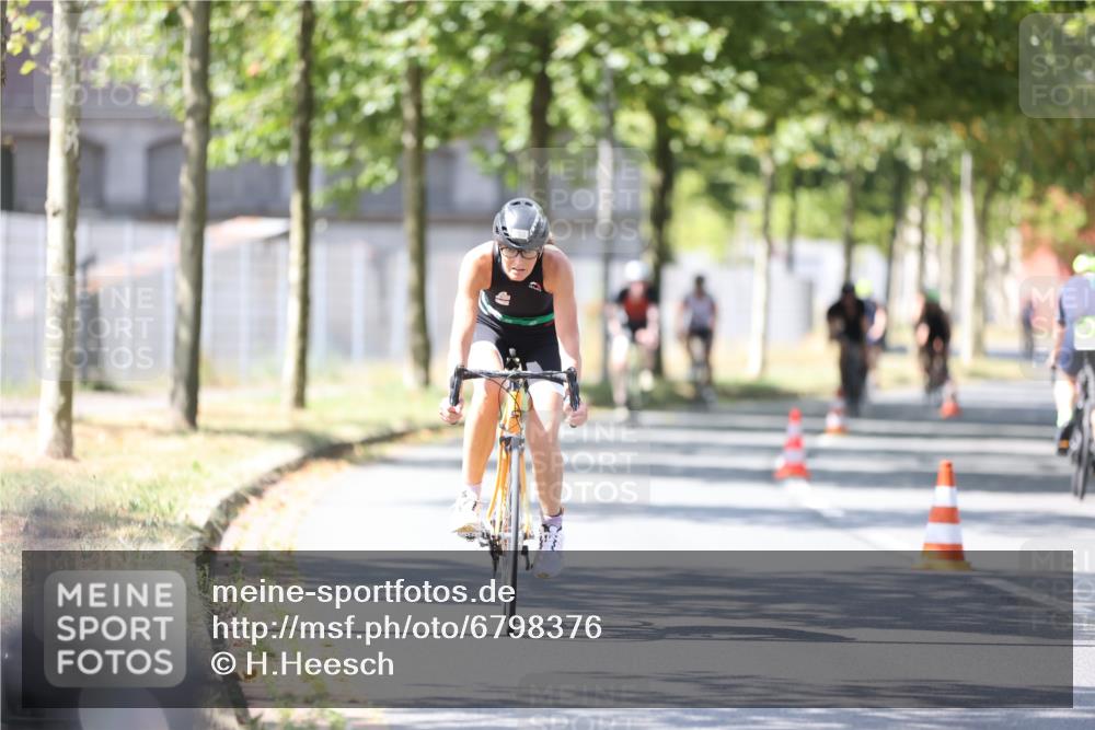 11.08.2024 - GEWOBA Citytriathlon Bremen H.Heesch http://msf.ph/oto/6798376 11.08.2024 13:35:39 Radfahren 251, 361, 403, 412, 463, 483, 521, 547, 710, 725 meine-sportfotos.de