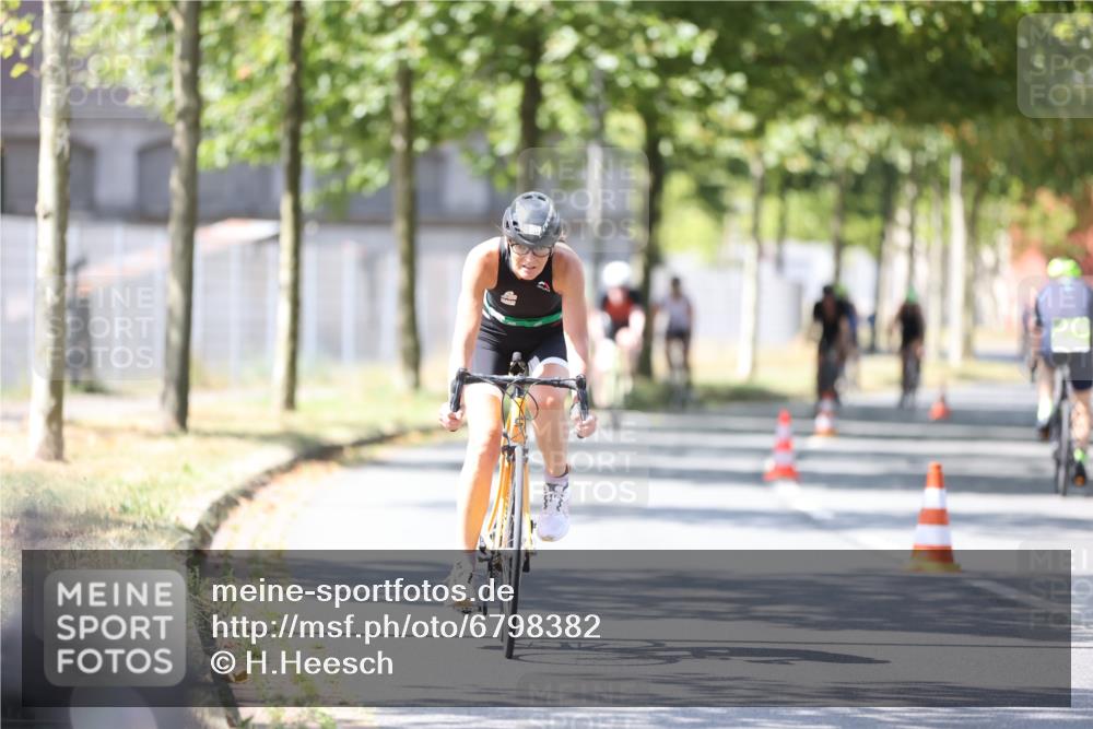 11.08.2024 - GEWOBA Citytriathlon Bremen H.Heesch http://msf.ph/oto/6798382 11.08.2024 13:35:39 Radfahren 251, 361, 403, 412, 463, 483, 521, 547, 710, 725 meine-sportfotos.de