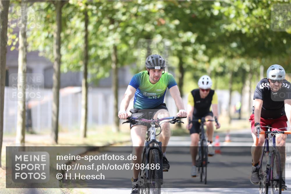 11.08.2024 - GEWOBA Citytriathlon Bremen H.Heesch http://msf.ph/oto/6798486 11.08.2024 13:36:07 Radfahren 292, 329, 362, 486, 498 meine-sportfotos.de