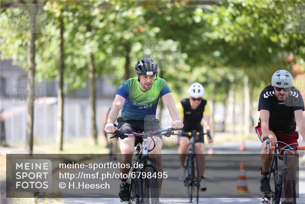 11.08.2024 - GEWOBA Citytriathlon Bremen H.Heesch http://msf.ph/oto/6798495 11.08.2024 13:36:07 Radfahren 292, 329, 362, 486, 498 meine-sportfotos.de