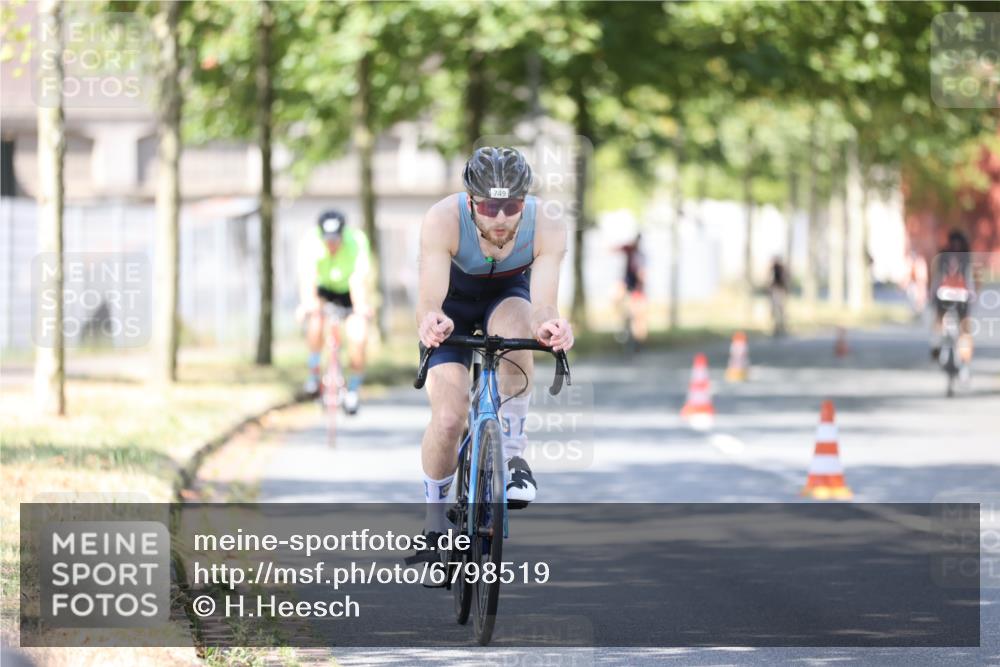 11.08.2024 - GEWOBA Citytriathlon Bremen H.Heesch http://msf.ph/oto/6798519 11.08.2024 11:54:49 Laufen  meine-sportfotos.de