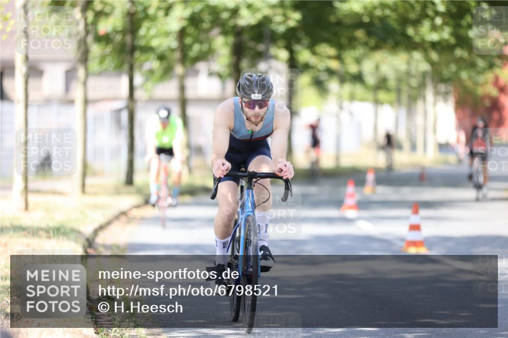 11.08.2024 - GEWOBA Citytriathlon Bremen H.Heesch http://msf.ph/oto/6798521 11.08.2024 11:54:49 Laufen  meine-sportfotos.de