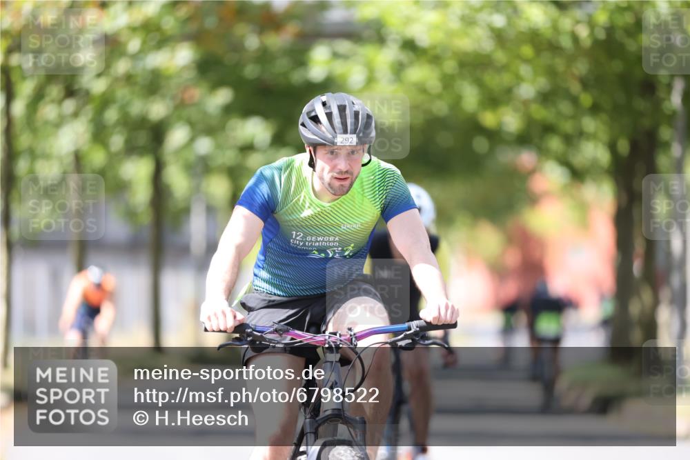11.08.2024 - GEWOBA Citytriathlon Bremen H.Heesch http://msf.ph/oto/6798522 11.08.2024 13:36:08 Radfahren 292, 362, 486, 498 meine-sportfotos.de