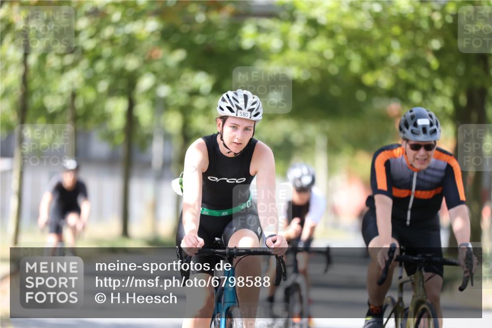 11.08.2024 - GEWOBA Citytriathlon Bremen H.Heesch http://msf.ph/oto/6798588 11.08.2024 13:36:31 Radfahren 289, 366, 488, 507, 526, 580, 646, 695, 702 meine-sportfotos.de