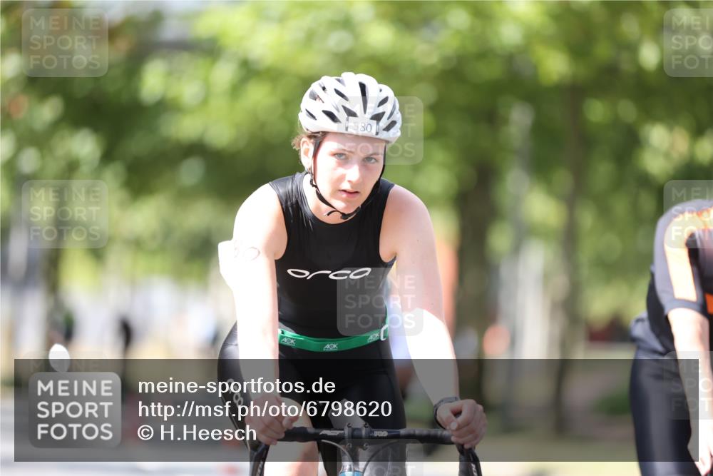 11.08.2024 - GEWOBA Citytriathlon Bremen H.Heesch http://msf.ph/oto/6798620 11.08.2024 13:36:31 Radfahren 289, 366, 488, 507, 526, 580, 646, 695, 702 meine-sportfotos.de