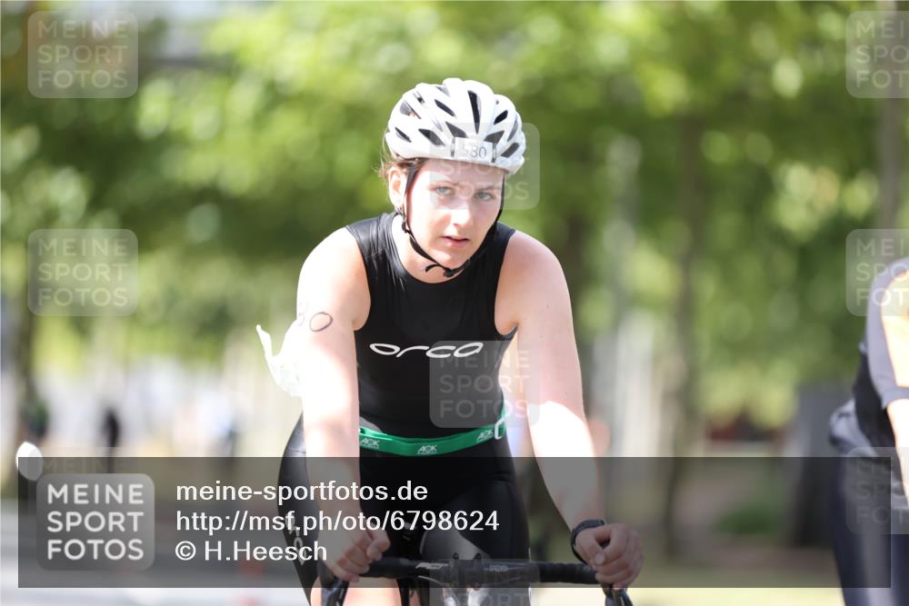 11.08.2024 - GEWOBA Citytriathlon Bremen H.Heesch http://msf.ph/oto/6798624 11.08.2024 13:36:32 Radfahren 221, 289, 366, 488, 507, 526, 580, 646, 695, 702 meine-sportfotos.de