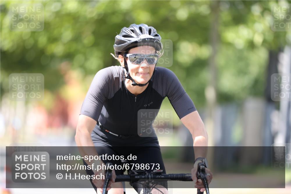 11.08.2024 - GEWOBA Citytriathlon Bremen H.Heesch http://msf.ph/oto/6798673 11.08.2024 13:36:33 Radfahren 221, 289, 366, 488, 507, 526, 580, 646, 695, 702 meine-sportfotos.de