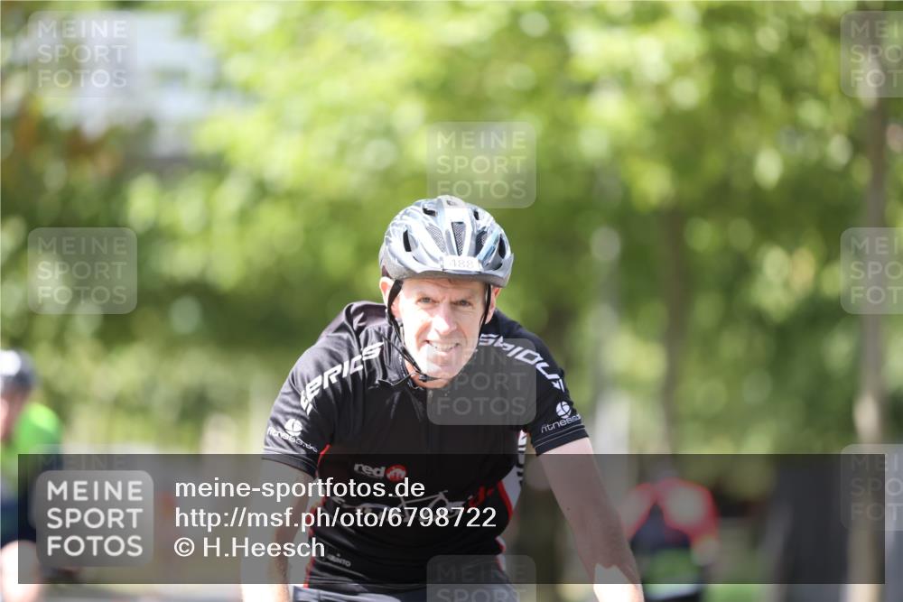 11.08.2024 - GEWOBA Citytriathlon Bremen H.Heesch http://msf.ph/oto/6798722 11.08.2024 13:36:38 Radfahren 221, 289, 320, 366, 488, 507, 526, 580, 646, 695, 702 meine-sportfotos.de