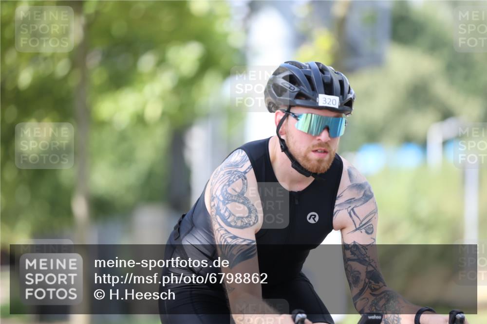 11.08.2024 - GEWOBA Citytriathlon Bremen H.Heesch http://msf.ph/oto/6798862 11.08.2024 13:36:51 Radfahren 221, 299, 320, 429, 466, 552, 587, 654, 688, 695 meine-sportfotos.de