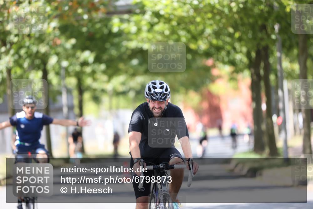 11.08.2024 - GEWOBA Citytriathlon Bremen H.Heesch http://msf.ph/oto/6798873 11.08.2024 13:36:53 Radfahren 221, 299, 320, 369, 397, 429, 466, 552, 557, 587, 654, 688, 695 meine-sportfotos.de