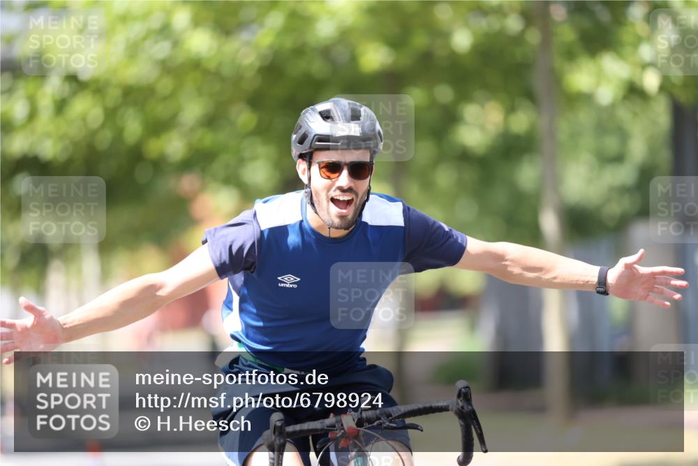 11.08.2024 - GEWOBA Citytriathlon Bremen H.Heesch http://msf.ph/oto/6798924 11.08.2024 13:36:54 Radfahren 221, 299, 320, 369, 397, 429, 466, 552, 557, 587, 629, 654, 688 meine-sportfotos.de