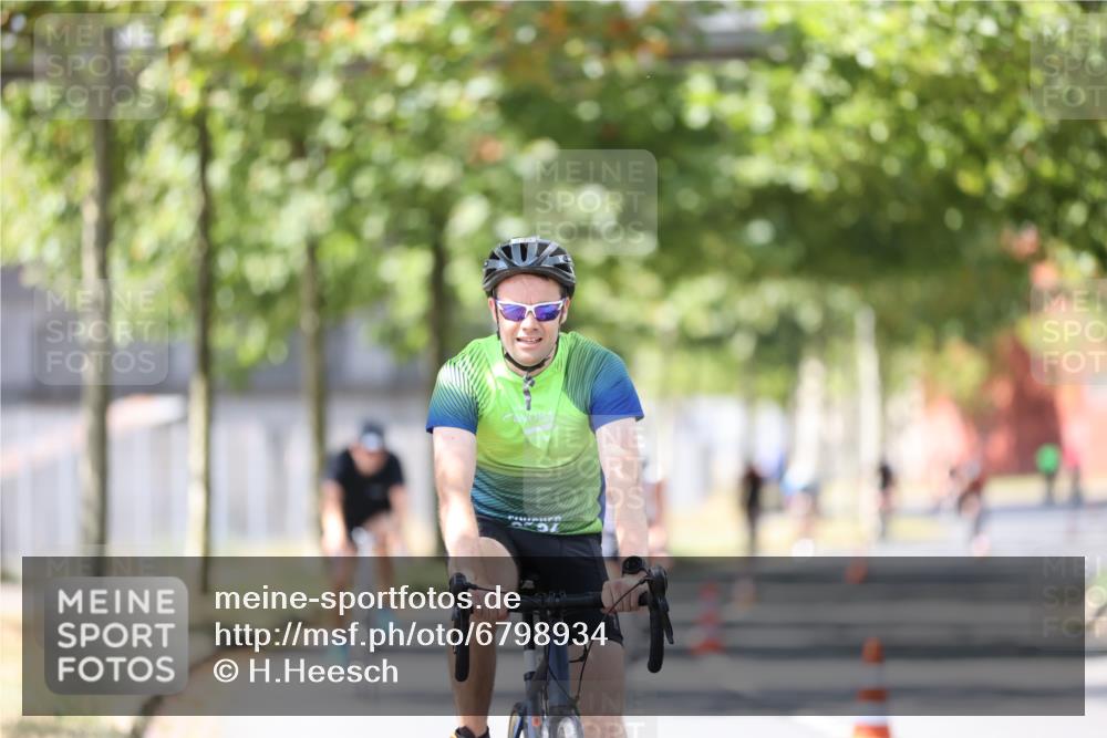 11.08.2024 - GEWOBA Citytriathlon Bremen H.Heesch http://msf.ph/oto/6798934 11.08.2024 13:36:57 Radfahren 221, 299, 320, 369, 397, 429, 466, 552, 557, 559, 587, 629, 654, 688 meine-sportfotos.de