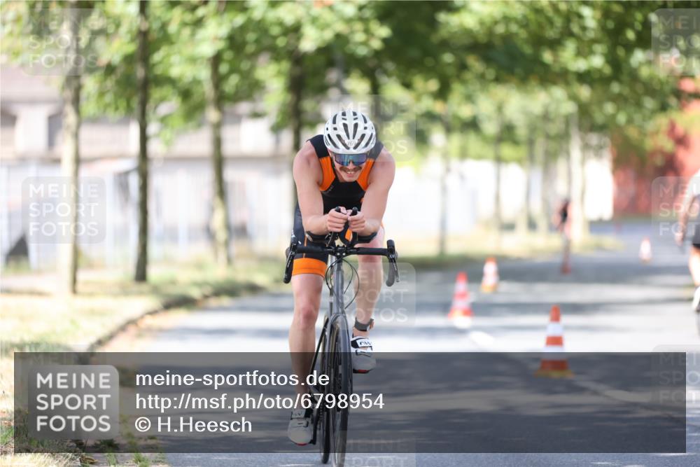11.08.2024 - GEWOBA Citytriathlon Bremen H.Heesch http://msf.ph/oto/6798954 11.08.2024 11:55:49 Laufen  meine-sportfotos.de