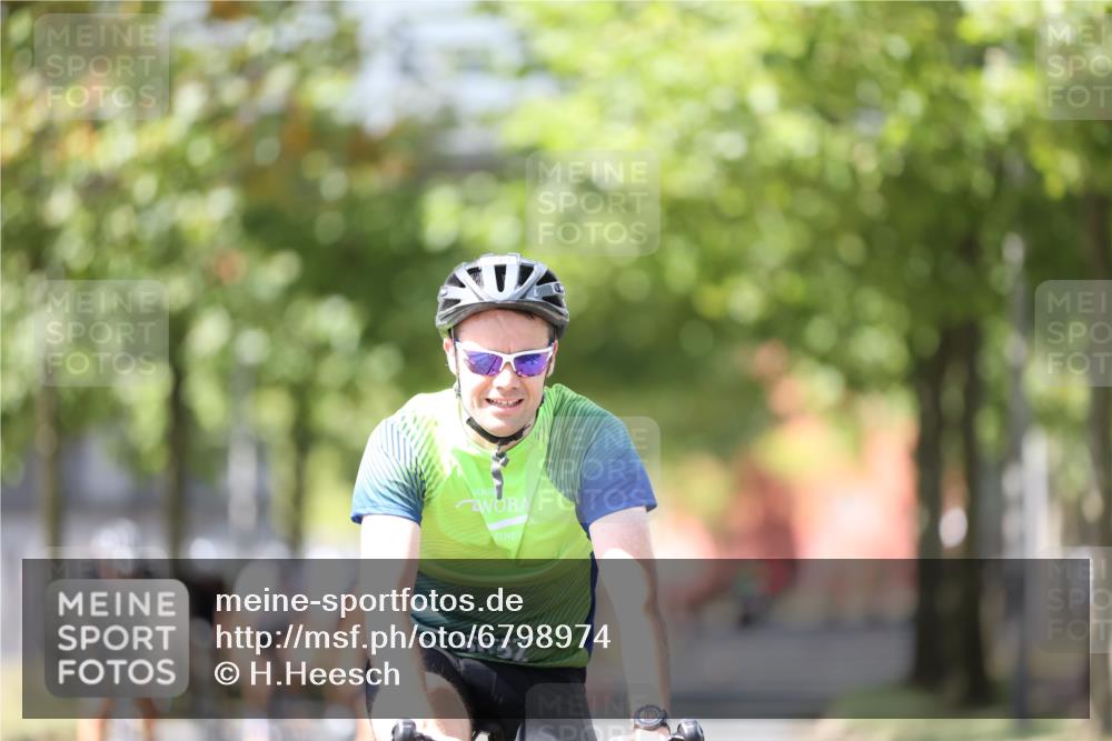 11.08.2024 - GEWOBA Citytriathlon Bremen H.Heesch http://msf.ph/oto/6798974 11.08.2024 13:36:58 Radfahren 299, 320, 369, 397, 429, 466, 552, 557, 559, 587, 629, 654, 688 meine-sportfotos.de