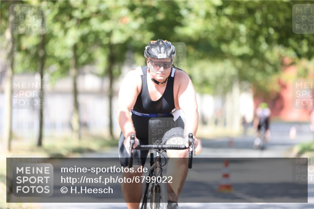11.08.2024 - GEWOBA Citytriathlon Bremen H.Heesch http://msf.ph/oto/6799022 11.08.2024 11:55:59 Laufen  meine-sportfotos.de