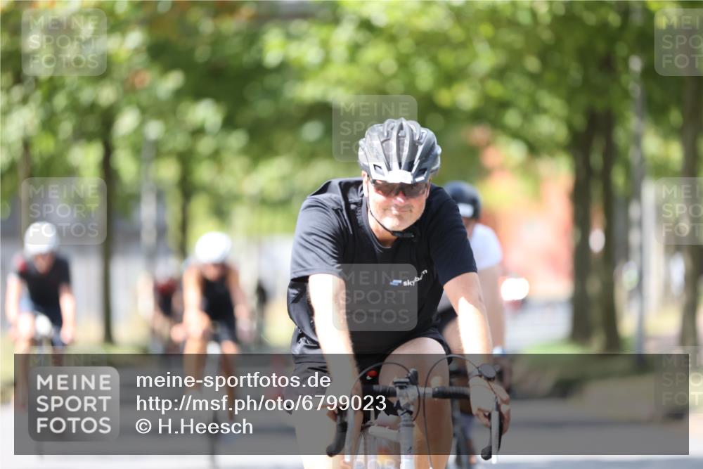 11.08.2024 - GEWOBA Citytriathlon Bremen H.Heesch http://msf.ph/oto/6799023 11.08.2024 13:37:00 Radfahren 299, 320, 369, 397, 429, 466, 552, 557, 559, 587, 629, 654, 688 meine-sportfotos.de