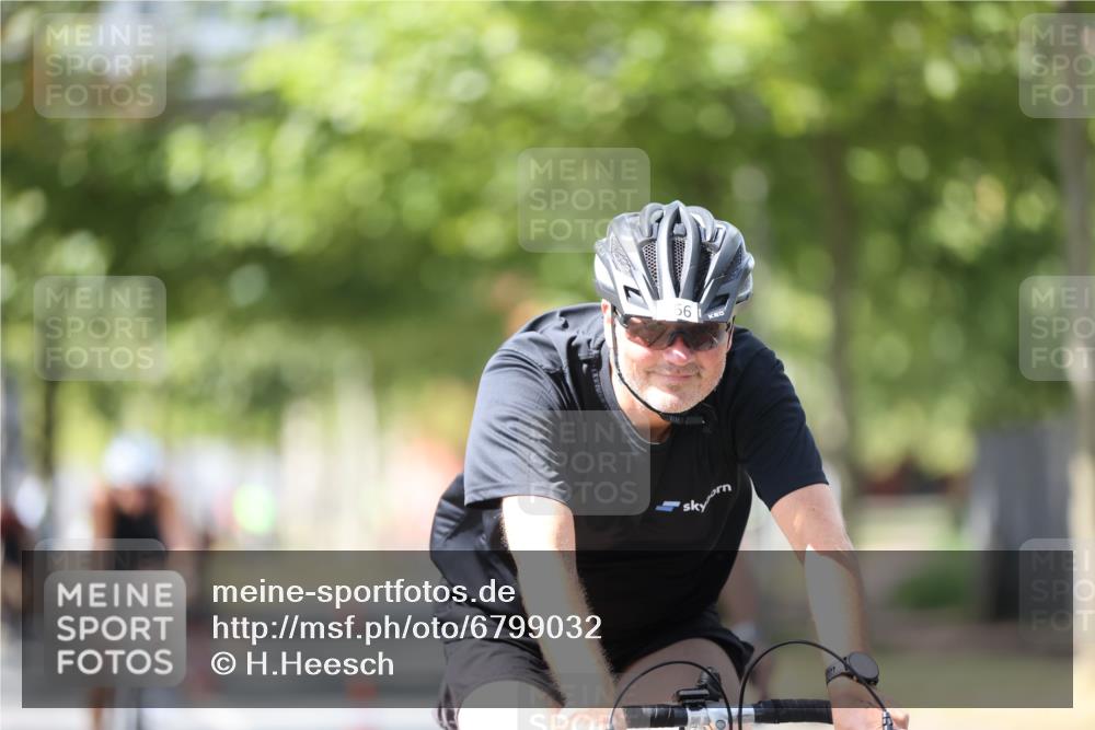 11.08.2024 - GEWOBA Citytriathlon Bremen H.Heesch http://msf.ph/oto/6799032 11.08.2024 13:37:00 Radfahren 299, 320, 369, 397, 429, 466, 552, 557, 559, 587, 629, 654, 688 meine-sportfotos.de