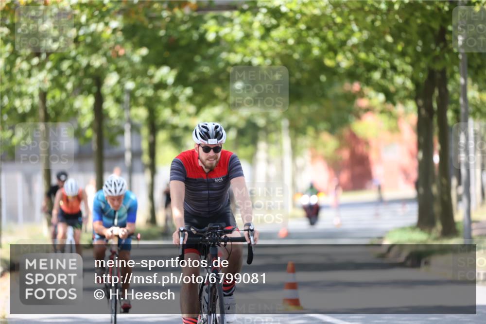 11.08.2024 - GEWOBA Citytriathlon Bremen H.Heesch http://msf.ph/oto/6799081 11.08.2024 13:37:04 Radfahren 299, 369, 397, 429, 466, 552, 557, 559, 587, 629, 654, 688, xxx meine-sportfotos.de