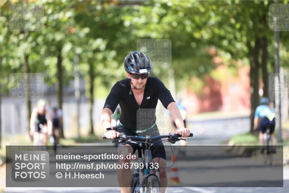 11.08.2024 - GEWOBA Citytriathlon Bremen H.Heesch http://msf.ph/oto/6799133 11.08.2024 13:37:08 Radfahren 369, 397, 466, 552, 557, 559, 587, 629, 654, 688, xxx meine-sportfotos.de