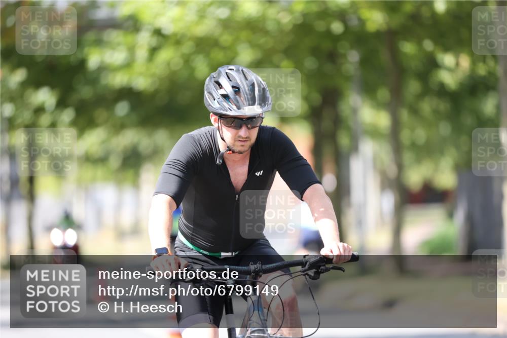 11.08.2024 - GEWOBA Citytriathlon Bremen H.Heesch http://msf.ph/oto/6799149 11.08.2024 13:37:09 Radfahren 369, 397, 466, 552, 557, 559, 587, 629, 654, 688, xxx meine-sportfotos.de