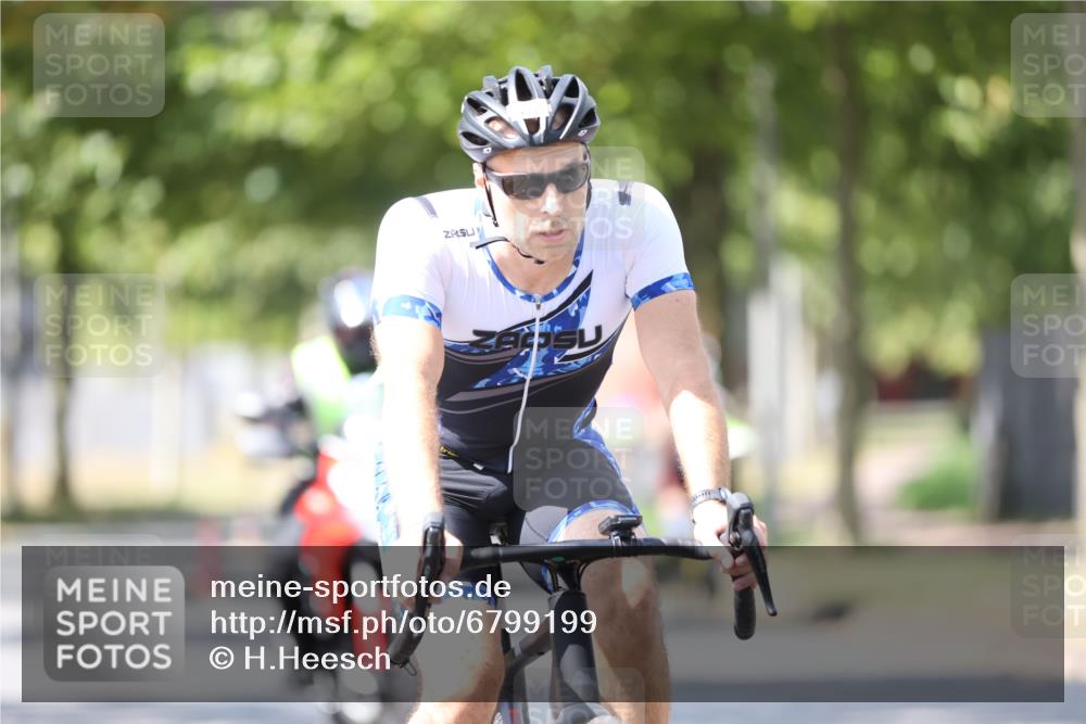 11.08.2024 - GEWOBA Citytriathlon Bremen H.Heesch http://msf.ph/oto/6799199 11.08.2024 13:37:14 Radfahren 369, 397, 557, 559, 587, 629, 688, xxx meine-sportfotos.de