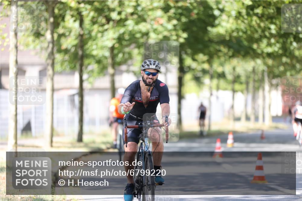 11.08.2024 - GEWOBA Citytriathlon Bremen H.Heesch http://msf.ph/oto/6799220 11.08.2024 11:56:29 Laufen  meine-sportfotos.de