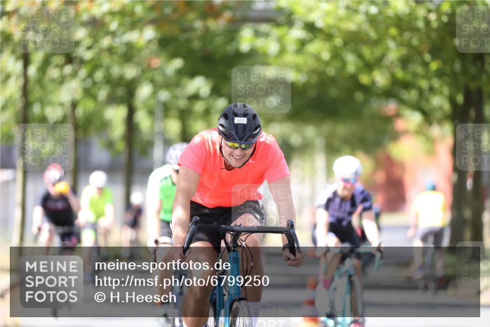 11.08.2024 - GEWOBA Citytriathlon Bremen H.Heesch http://msf.ph/oto/6799250 11.08.2024 13:37:30 Radfahren 367, 407, 533, 553, 605, 615, 656, 667, xxx meine-sportfotos.de