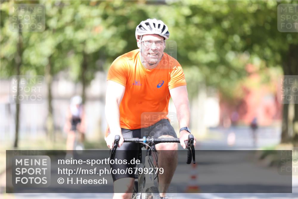 11.08.2024 - GEWOBA Citytriathlon Bremen H.Heesch http://msf.ph/oto/6799279 11.08.2024 11:56:33 Laufen  meine-sportfotos.de