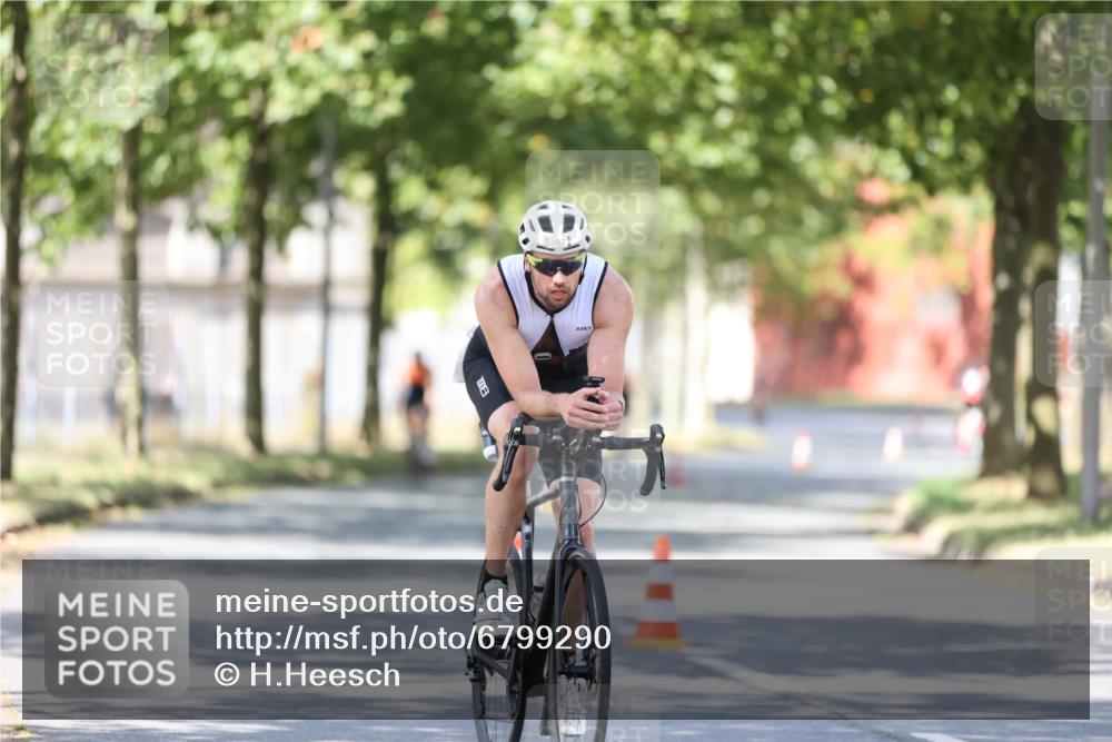 11.08.2024 - GEWOBA Citytriathlon Bremen H.Heesch http://msf.ph/oto/6799290 11.08.2024 11:56:35 Laufen  meine-sportfotos.de