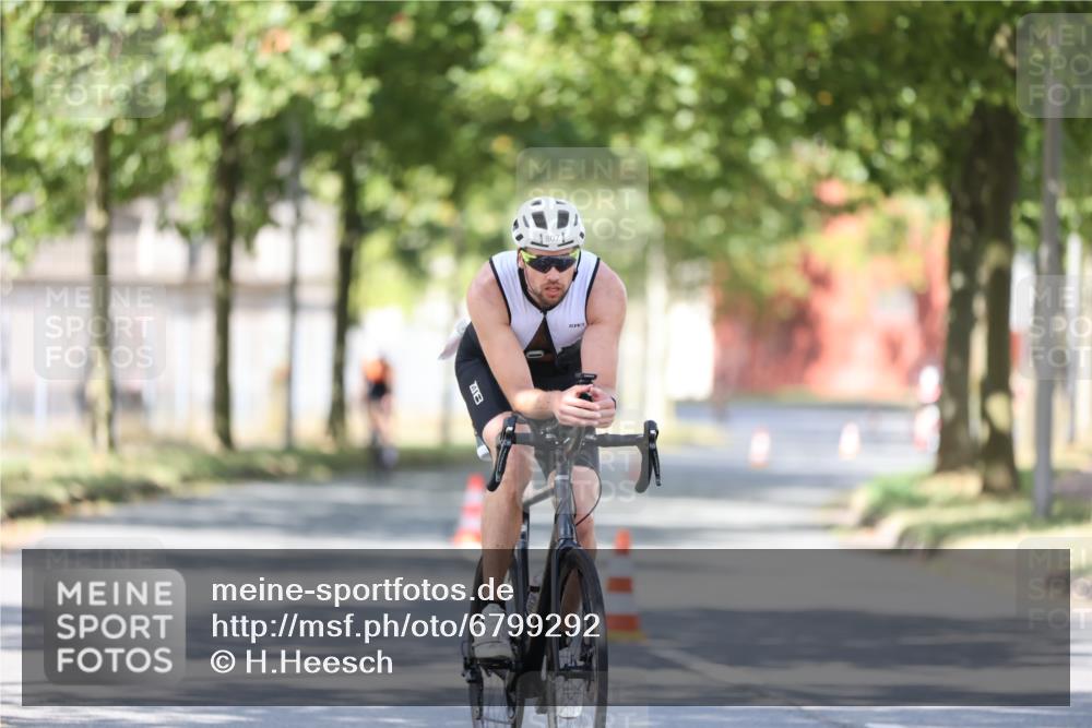 11.08.2024 - GEWOBA Citytriathlon Bremen H.Heesch http://msf.ph/oto/6799292 11.08.2024 11:56:35 Laufen  meine-sportfotos.de