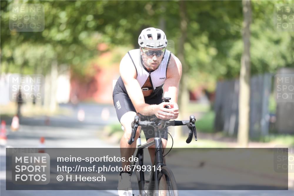 11.08.2024 - GEWOBA Citytriathlon Bremen H.Heesch http://msf.ph/oto/6799314 11.08.2024 11:56:36 Laufen  meine-sportfotos.de