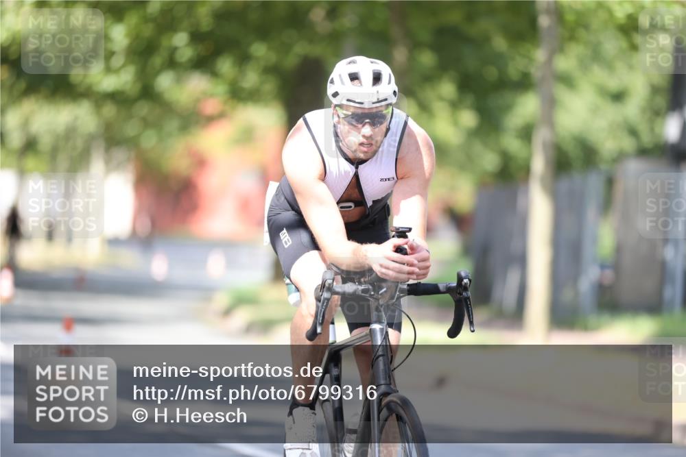 11.08.2024 - GEWOBA Citytriathlon Bremen H.Heesch http://msf.ph/oto/6799316 11.08.2024 11:56:36 Laufen  meine-sportfotos.de