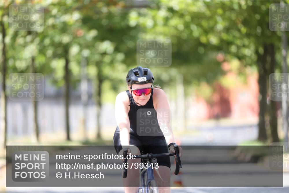 11.08.2024 - GEWOBA Citytriathlon Bremen H.Heesch http://msf.ph/oto/6799343 11.08.2024 13:37:39 Radfahren 367, 407, 533, 553, 605, 615, 656, 667, xxx meine-sportfotos.de