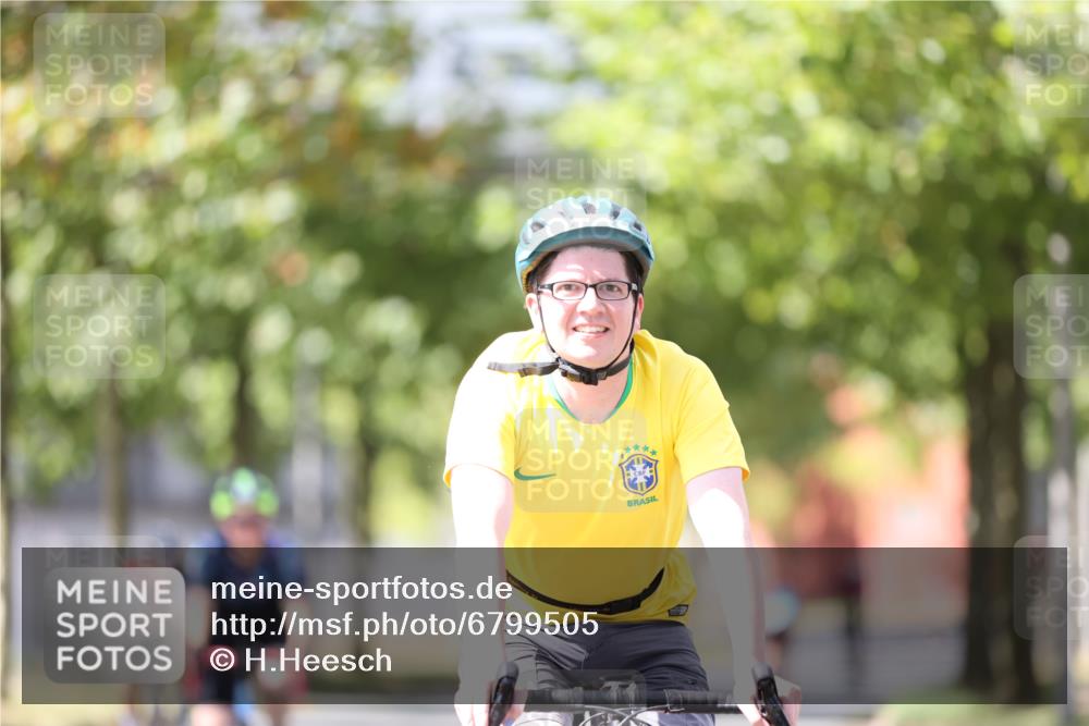 11.08.2024 - GEWOBA Citytriathlon Bremen H.Heesch http://msf.ph/oto/6799505 11.08.2024 13:38:19 Radfahren 405, 424, 522, 604 meine-sportfotos.de