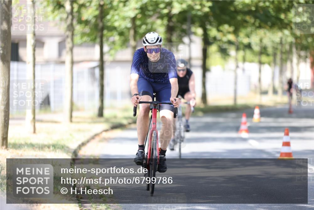 11.08.2024 - GEWOBA Citytriathlon Bremen H.Heesch http://msf.ph/oto/6799786 11.08.2024 11:57:49 Laufen  meine-sportfotos.de